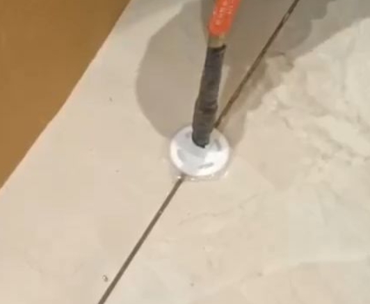 贡觉瓷砖空鼓维修公司专业解答瓷砖在铺贴过程中，如果没有涂抹均匀到位的粘结材料（如水泥砂浆或瓷砖胶），可能会导致以下问题