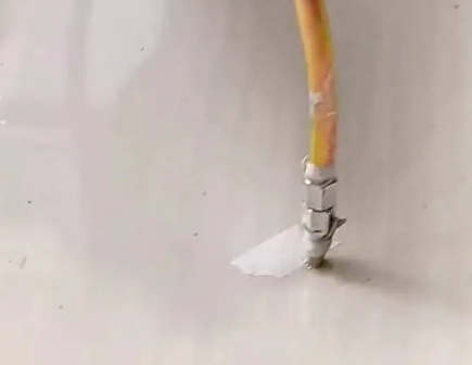 贡觉瓷砖空鼓维修公司专业解答在瓷砖铺贴过程中，如果使用的砂料过粗（如全部使用了粗砂），可能会导致以下问题