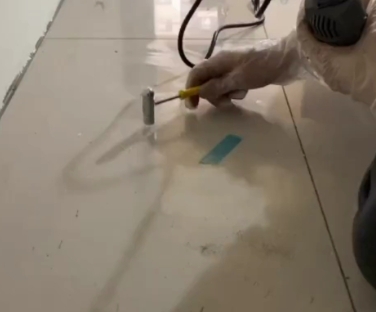 贡觉瓷砖开裂维修公司专业分享瓷砖在铺贴前如果没有沥干水分，将会导致以下问题